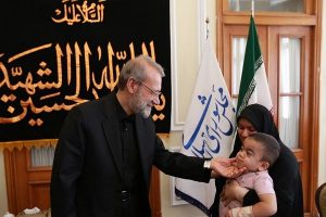  دیدار «عماد اسماعیل‌نژاد» کودک ۲.۵ ساله حادثه تروریستی مجلس با علی لاریجانی