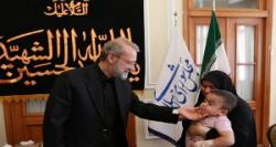  دیدار «عماد اسماعیل‌نژاد» کودک ۲.۵ ساله حادثه تروریستی مجلس با علی لاریجانی
