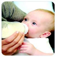 دادن شیشه شیر به نوزاد