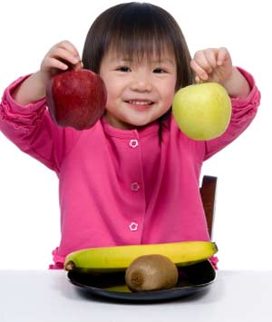 چگونه کودکان را به خوردن میوه تشویق کنیم؟