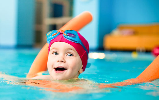 کودک را هنگام شنا تنها نگذارید
