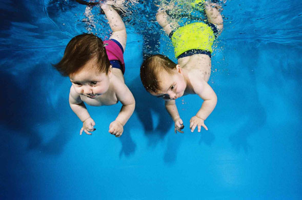 فواید شنا برای نوزادان و کودکان