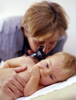 من چگونه می توانم بفهمم فرزندم به عفونت گوش مبتلا شده است؟
