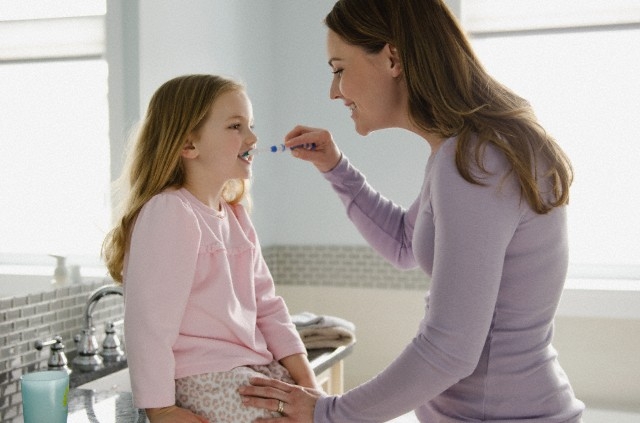 چگونه عادت خوب مسواک زدن را در کودک تقویت کنیم