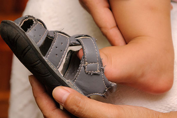 چگونه به کودک کفش بپوشانیم