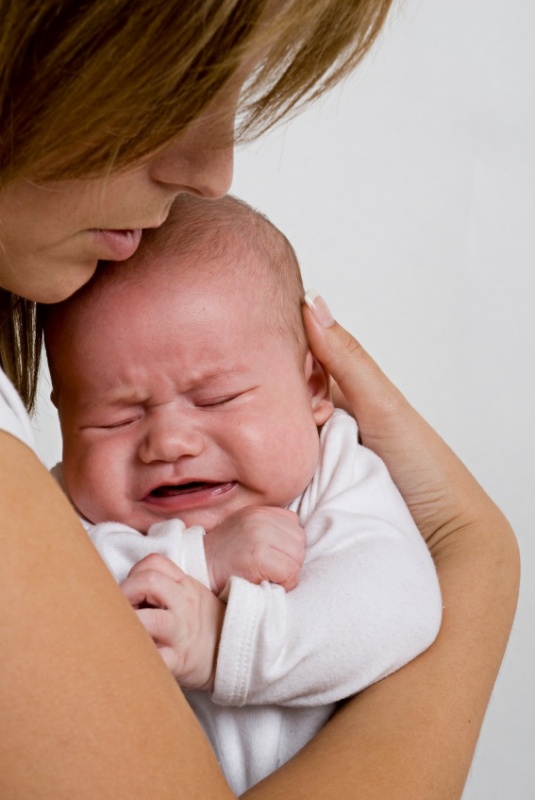 چگونه به نوزاد برای توقف گریه کمک کنیم 
