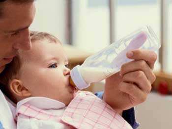چگونه با وجود آلرژی به شیر ، نوزاد را تغذیه کنیم