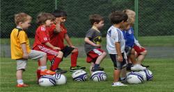 بازی فوتبال برای کودکان