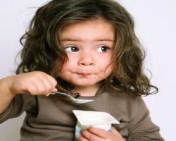 چگونه به کودک یاد بدهیم خودش غذا بخورد؟ 