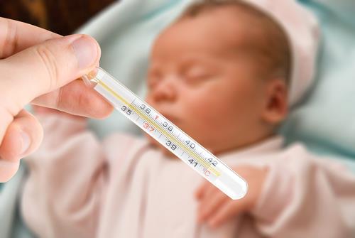تب در کودکان زیر 3 ماه یک فوریت پزشکی است