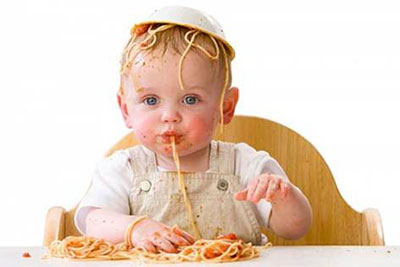 غذا را در دهان کودک نگذارید