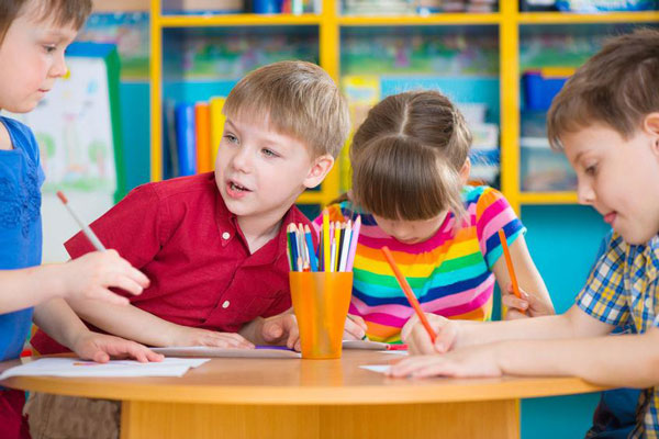 والدین با دعوای کودکان در مهد کودک چگونه برخورد کنند؟