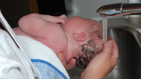 شستن نوزاد بلافاصله بعد از تولد