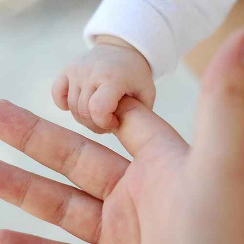 چگونه برای کودکم دلبستگی ایمن ایجاد کنیم؟