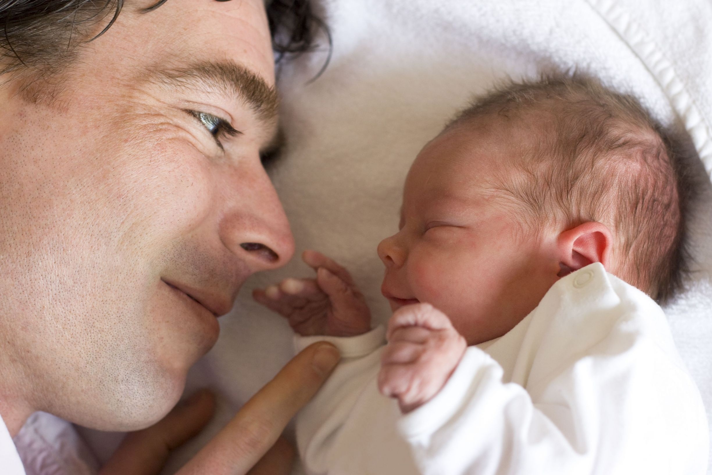 بهترین روش برای برقراری ارتباط با نوزاد کدام است؟
