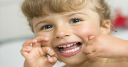 نخ دندان کشیدن کودک