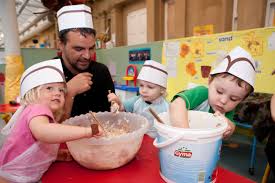  از سن دو سالگی می‌توان کودکان را با آشپزی آشنا کرد.