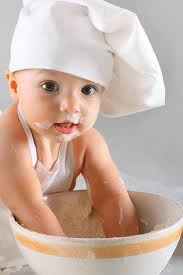 آشپزی کردن با کودکان مهارتهای زیادی را در آنان تقویت میکند.