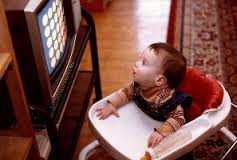 نوزادان علاقه مند به تماشای تلویزیون هستند