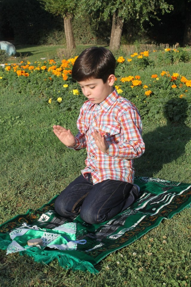 ۱۰ فرمان برای نمازخوان کردن کودکان