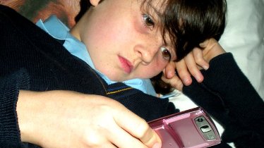 سن مناسب استفاده از تلفن همراه در کودکان