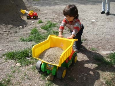 منع کودک از خاک و آب بازی