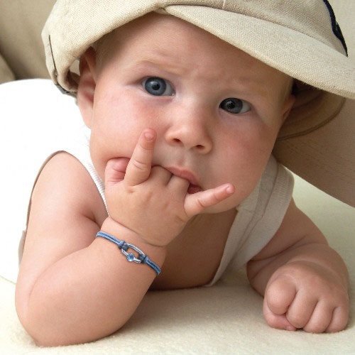 عوارض مکیدن انگشت و جویدن ناخن در کودکان