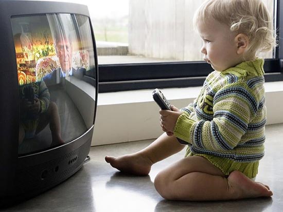 آثار مخرب تلویزیون بر کودکان بدلیل عادت والدین