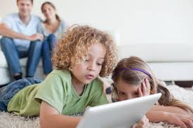 بر نحوه و زمان استفاده کودک از تکنولوژی نظارت کنید